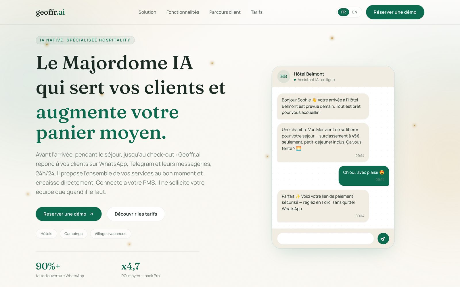 Page d'accueil française de Geoffr.ai sur HubSpot : une conversation WhatsApp entre un hôtel et un client